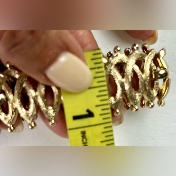 Vintage Monet Gold Tone Bracelet - Picture 6 of 7